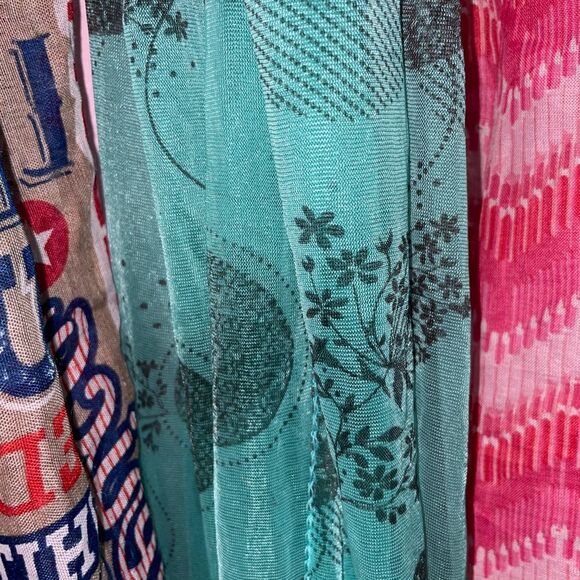 SCARVES AN ASSORTMENT OF NO NAMES - Picture 4 of 15